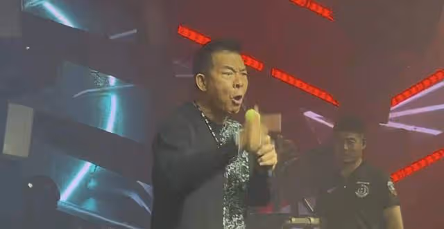 知名港星現身酒吧登台!突向觀眾席爆粗口,眾人反應讓人意外