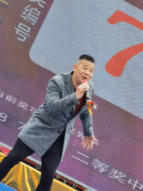 知名港星現身酒吧登台!突向觀眾席爆粗口,眾人反應讓人意外