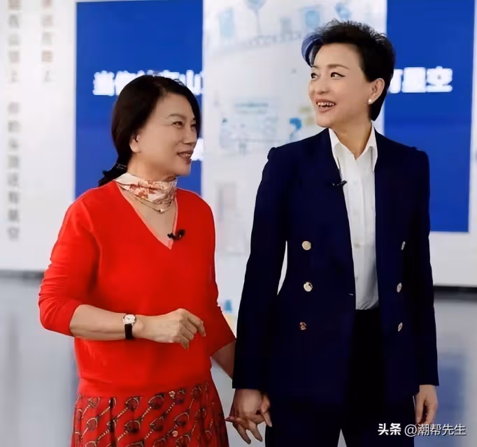 認真打扮的董明珠驚訝了:紅裙優雅,絲巾倒扣,同框的楊瀾也不發脾氣