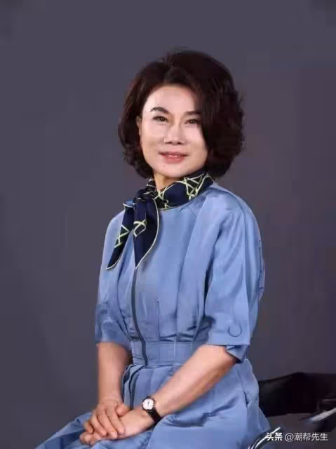 認真打扮的董明珠驚訝了：紅裙優雅，絲巾倒扣，同框的楊瀾也不發脾氣