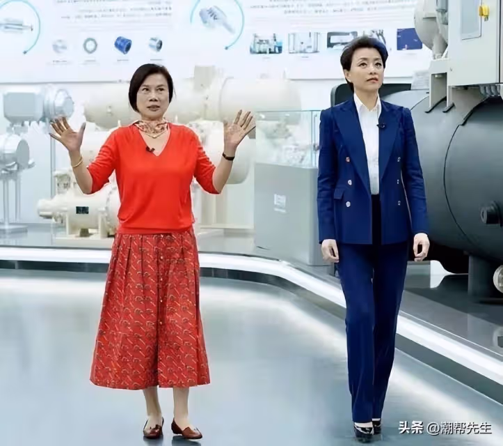認真打扮的董明珠驚訝了：紅裙優雅，絲巾倒扣，同框的楊瀾也不發脾氣