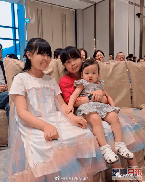 洪永城歲半女Sir face做花女成全場焦點!拖仔畀阿媽梁諾妍捉到正