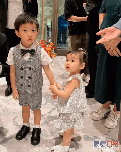 洪永城歲半女Sir face做花女成全場焦點!拖仔畀阿媽梁諾妍捉到正