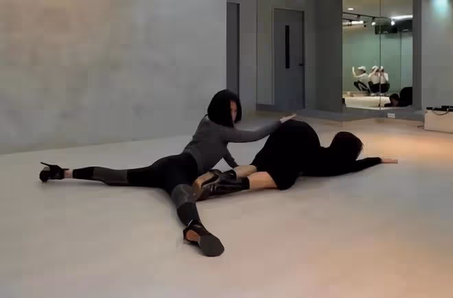小S給黃老師喝鎮定視頻曝光,瘋狂搖頭在地上爬,小S:不乖就去死