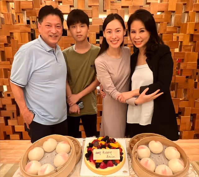 梁洛施豪宅內再度慶祝35歲生日,仨兒子孝心可表!豪門地位無人替