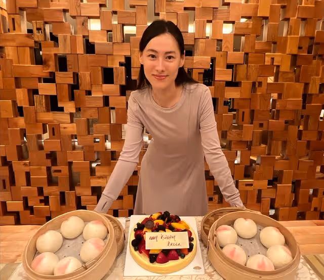 梁洛施豪宅內再度慶祝35歲生日,仨兒子孝心可表!豪門地位無人替