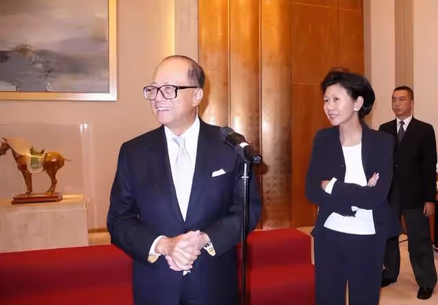 94歲李嘉誠豪擲688萬拍下鑽戒,贈予小32歲女友!周凱旋笑開花