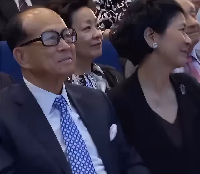 94歲李嘉誠豪擲688萬拍下鑽戒,贈予小32歲女友!周凱旋笑開花