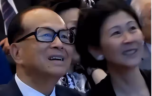 94歲李嘉誠豪擲688萬拍下鑽戒,贈予小32歲女友!周凱旋笑開花