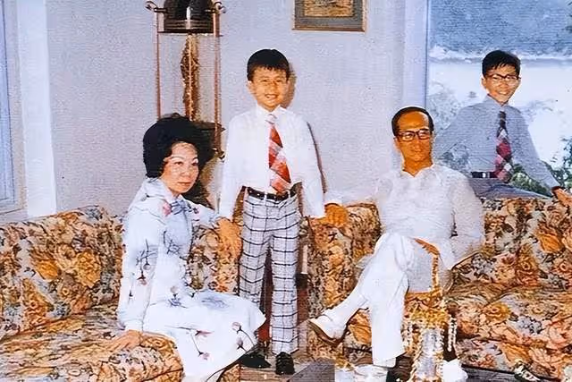 94歲李嘉誠豪擲688萬拍下鑽戒,贈予小32歲女友!周凱旋笑開花