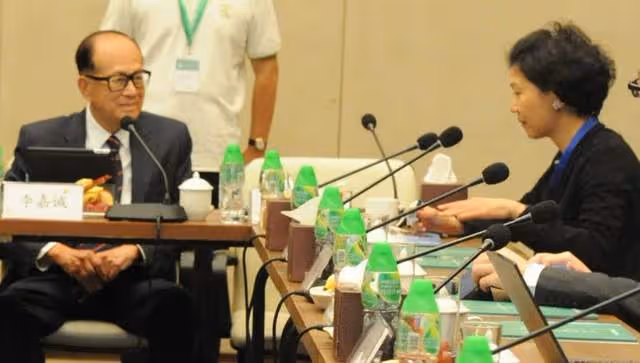 94歲李嘉誠豪擲688萬拍下鑽戒,贈予小32歲女友!周凱旋笑開花