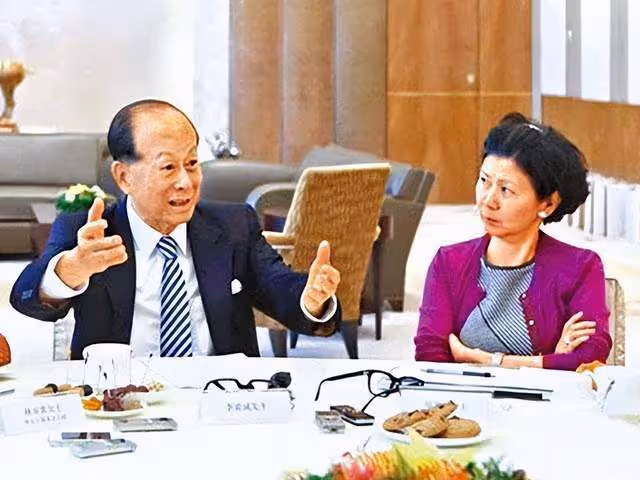 94歲李嘉誠豪擲688萬拍下鑽戒,贈予小32歲女友!周凱旋笑開花
