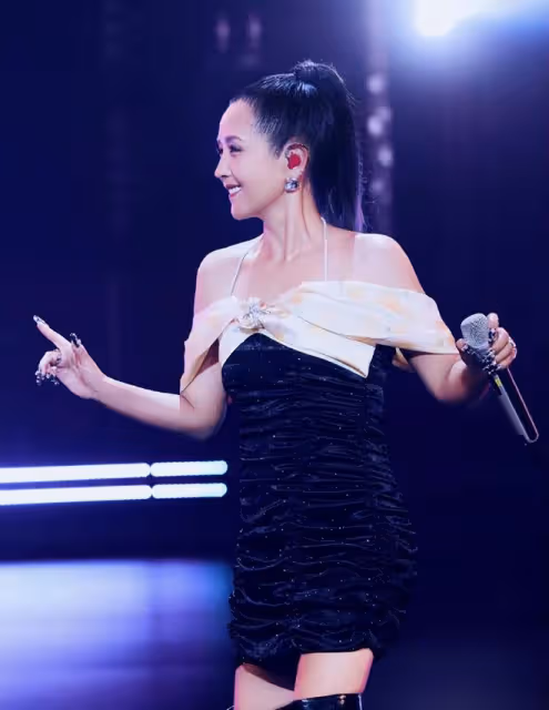 何潔真的瘦了!穿掛脖露肩裙天鵝頸搶鏡,腰細腿細超養眼