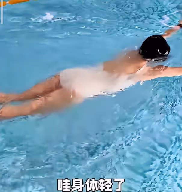 何潔真的瘦了!穿掛脖露肩裙天鵝頸搶鏡,腰細腿細超養眼