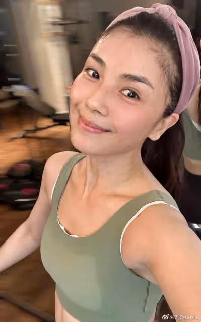 45歲劉濤被質疑整容,本人曬素顏健身照力證天然美,馬甲線搶鏡