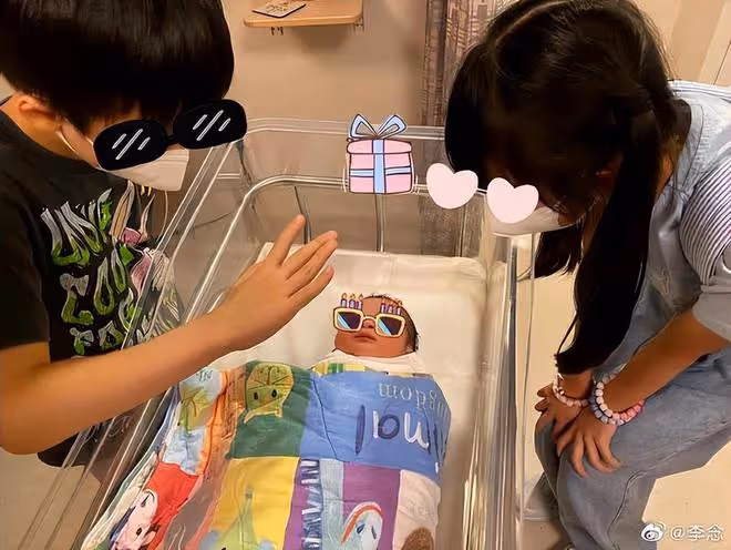 「闊太」李念曬月子日常,三寶露正臉超可愛,越長越像富豪爸爸