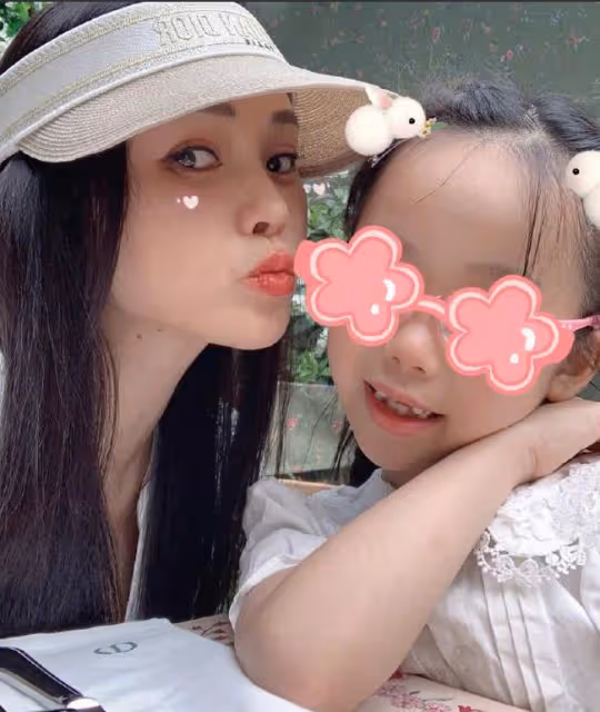 伊能靜曬兒女合照,透露哈利目標是導演不會出道,7歲米粒變化大