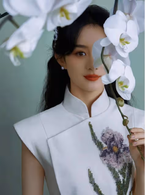 趙麗穎端午節曬近照,穿紅色旗袍溫婉動人,側顏殺美翻了