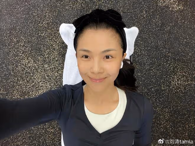 45歲劉濤近照大變樣,離開美顏像換了一張臉,皮膚暗黃法令紋搶鏡