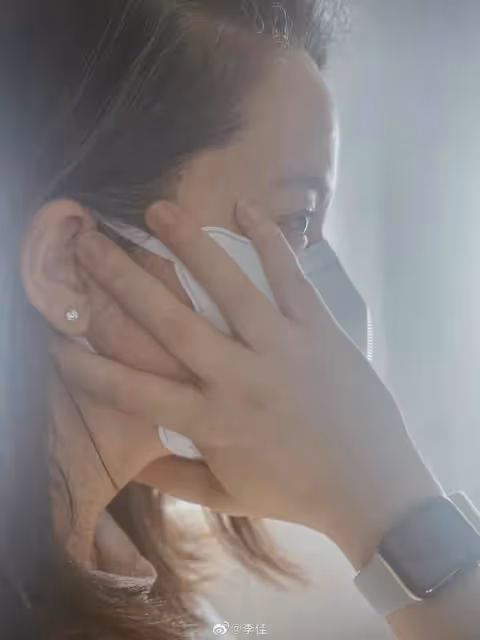 靳東老婆曬近照,45歲李佳全素顏出鏡氣質好,滿頭白髮超搶鏡