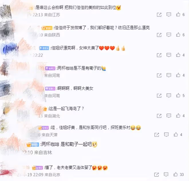 靳東老婆曬近照,45歲李佳全素顏出鏡氣質好,滿頭白髮超搶鏡