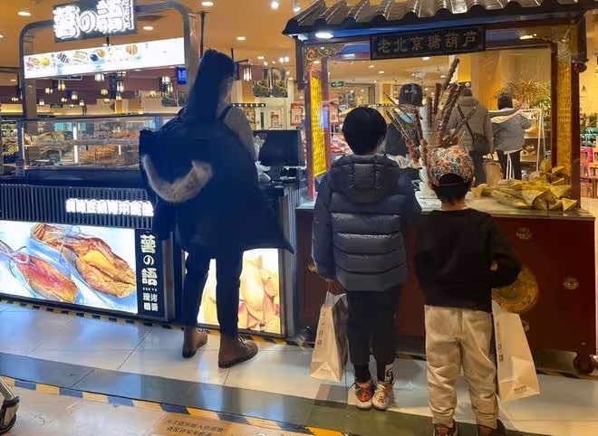 靳東老婆曬近照,45歲李佳全素顏出鏡氣質好,滿頭白髮超搶鏡