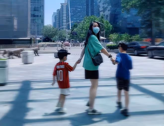 靳東老婆曬近照,45歲李佳全素顏出鏡氣質好,滿頭白髮超搶鏡