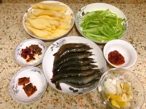 保證第一次做就成功的干鍋蝦&amp;土豆&amp;芹菜（親測有效）
