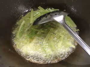 保證第一次做就成功的干鍋蝦&amp;土豆&amp;芹菜（親測有效）