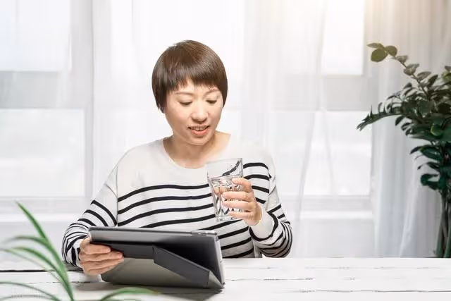我每月工資4千,老公說辭職照顧婆婆,小叔子給我6千,我動心了