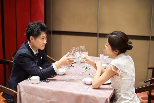 我給父母20萬,妻子鬧離婚回娘家,我立馬收拾好她的衣服送過去