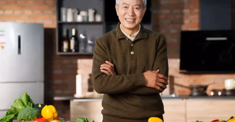 父親來城裡養老，妻子為其做飯切到手，父親一番話我決定請他離開