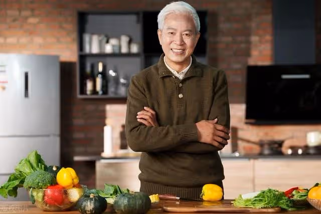 父親來城裡養老,妻子為其做飯切到手,父親一番話我決定請他離開