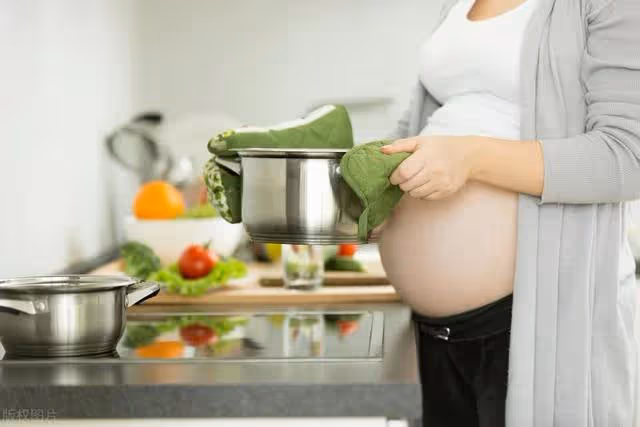 兒媳懷孕4個月,婆婆讓她去做3桌菜,兒媳憤怒掀桌