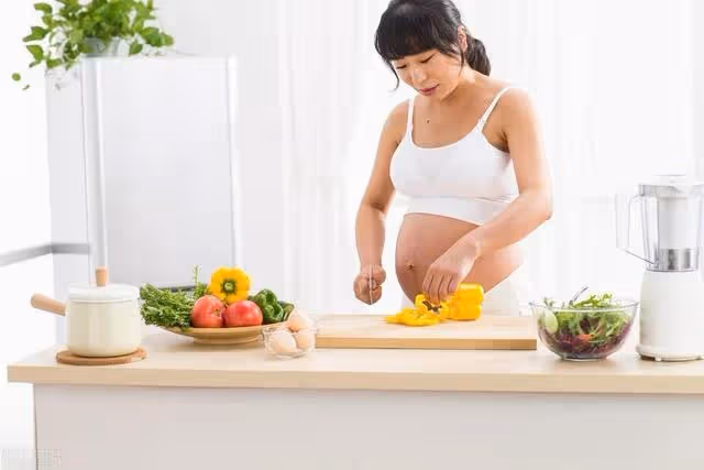 兒媳懷孕4個月,婆婆讓她去做3桌菜,兒媳憤怒掀桌