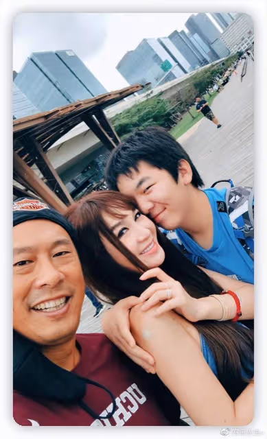 56歲溫碧霞曬全家福,穿長裙年輕似少女,把老公和13歲養子熬成叔