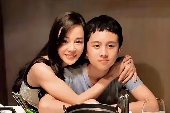 慈母敗兒:12歲才斷奶,15歲才分床睡,女星狄鶯最終親手毀了兒子