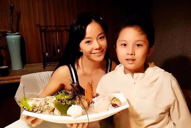 慈母敗兒:12歲才斷奶,15歲才分床睡,女星狄鶯最終親手毀了兒子