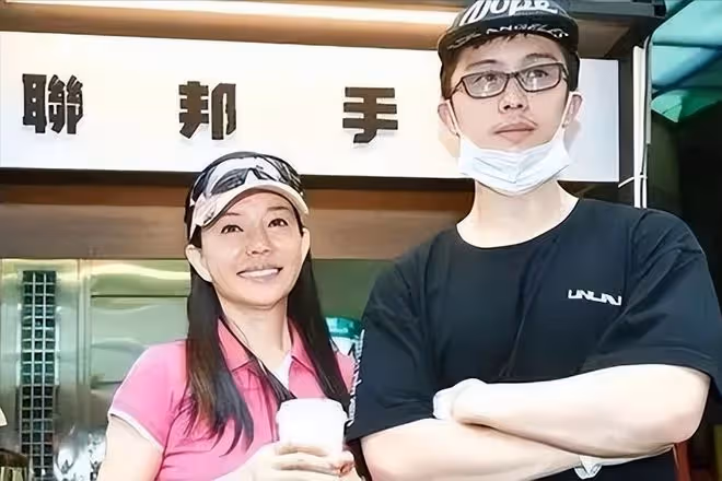慈母敗兒:12歲才斷奶,15歲才分床睡,女星狄鶯最終親手毀了兒子