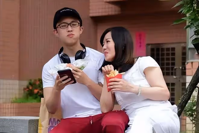 慈母敗兒:12歲才斷奶,15歲才分床睡,女星狄鶯最終親手毀了兒子