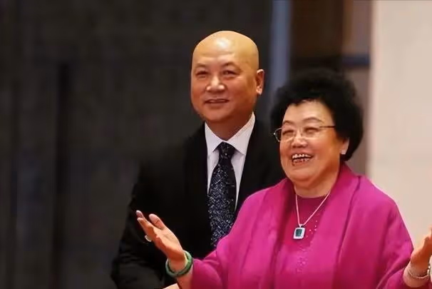 陳麗華立遺囑:兒女每人100億,餘下歸唐僧老公?網友評論太扎心