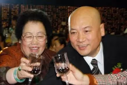 陳麗華立遺囑:兒女每人100億,餘下歸唐僧老公?網友評論太扎心