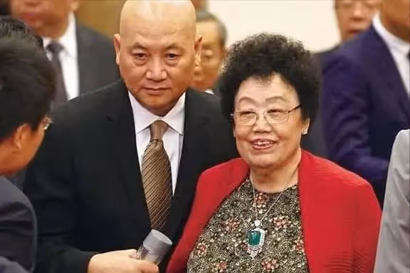 陳麗華立遺囑:兒女每人100億,餘下歸唐僧老公?網友評論太扎心