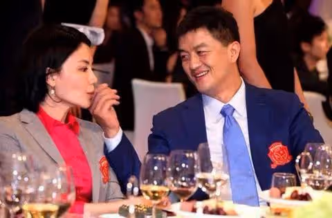李亞鵬攜嬌妻自駕游,評論區尷尬了:欠了那麼多錢,還有心情旅遊