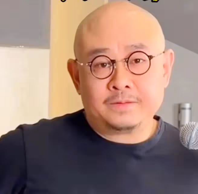 52歲刀郎罕見露面,長的像徐崢已經老去的樣子,發新歌被嘲諷難聽