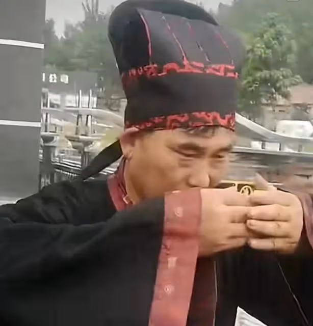 大衣哥:攜兒子小偉拍電視劇鹿鼎記,被導演批評父子劇本都看不懂