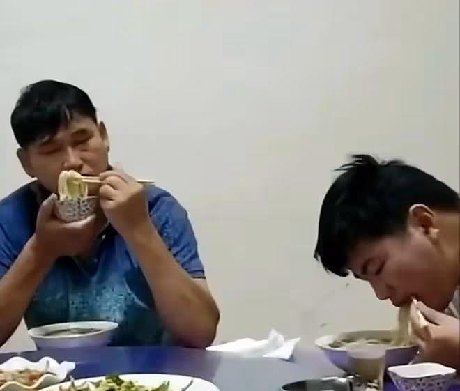 大衣哥:攜兒子小偉拍電視劇鹿鼎記,被導演批評父子劇本都看不懂