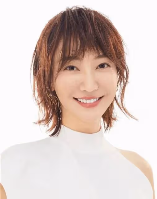 35歲女星定居美國惹爭議！驕傲自稱早上就喝香檳，還和巨星是鄰居