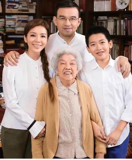 朱迅：19歲兒子近照曝光，長相憨厚模樣大變，身高似乎並不太出眾