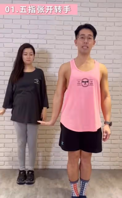 Selina挺孕肚健身，發福明顯雙下巴搶鏡，全素顏好真實